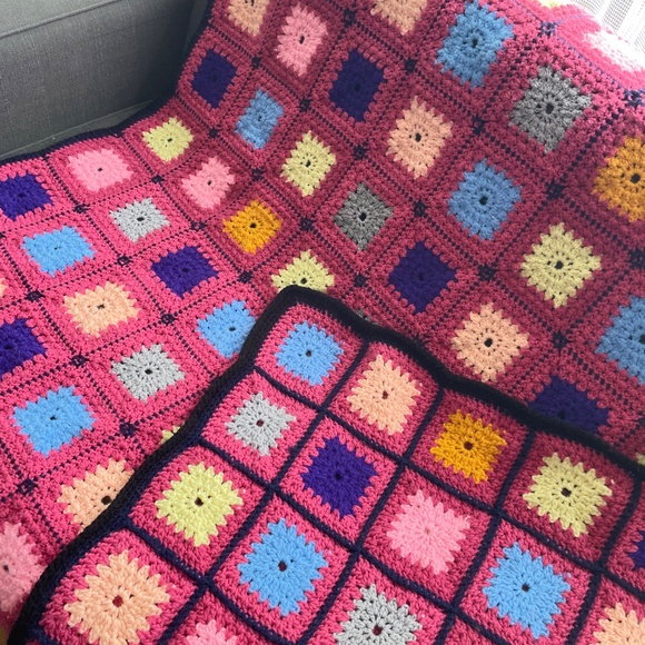 Vintage 70s afghan, pink, blue granny squares throw - Picture 3 of 6